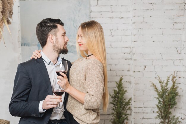 Abrazando pareja sensual con copas.