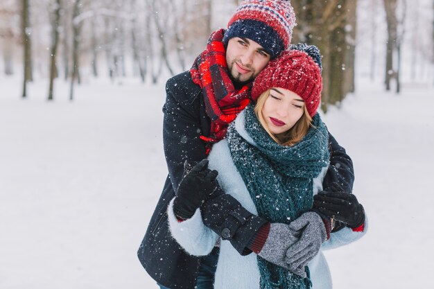 Abrazando soñar pareja en el bosque