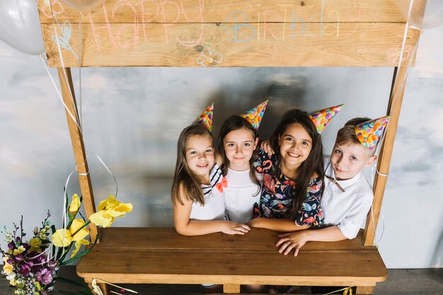 Abrazar a los niños en la fiesta de cumpleaños