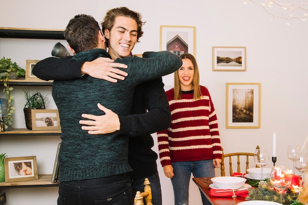 Foto gratuita abrazo antes de cena de navidad