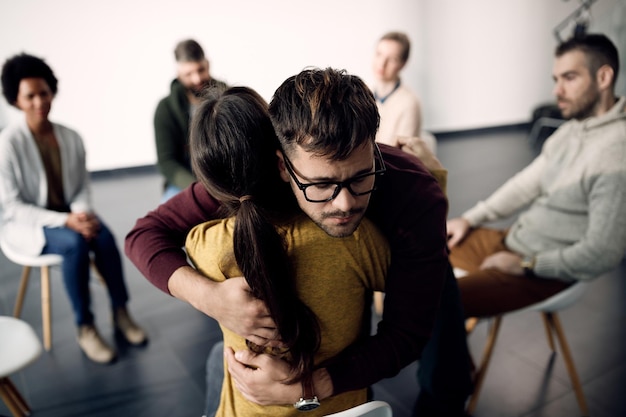 Un abrazo como herramienta para aliviar el estrés durante la terapia de grupo