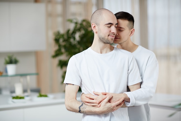 Foto gratuita abrazo de hombres homosexuales