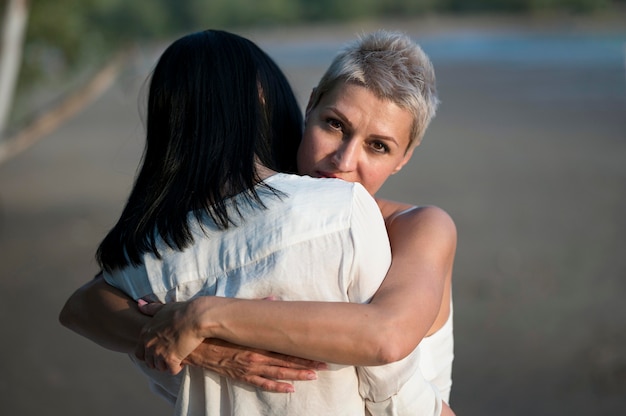 Abrazo de la joven pareja de lesbianas