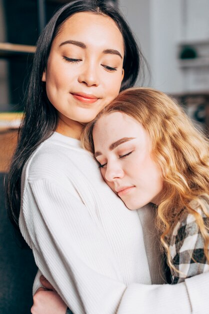 Abrazo de jóvenes amigas