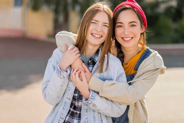 Abrazo de novias sonrientes