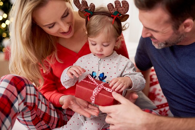 Abriendo regalo de Navidad con los padres