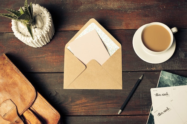 Abrió un sobre de papel artesanal, hojas de otoño y café en la mesa de madera