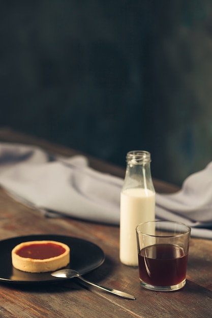 Abrió un sobre de papel artesanal, hojas de otoño y café en la mesa de madera