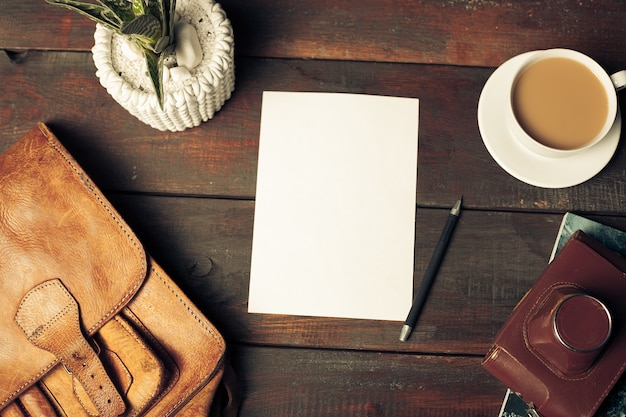 Abrió sobre de papel artesanal, hojas de otoño y café en la mesa de madera