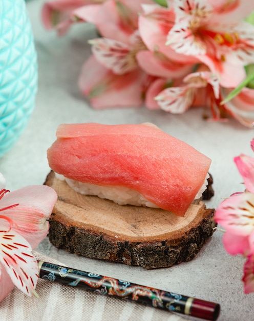 Abrir pescado sushi con arroz