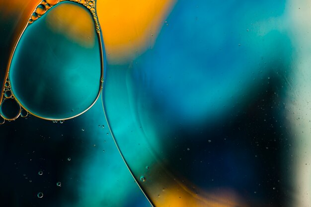 Abstracción de color degradado acompañado de burbujas transparentes y fluidas