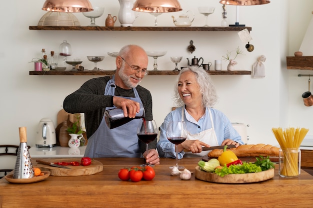 Foto gratuita abuela y abuelo cocinando juntos