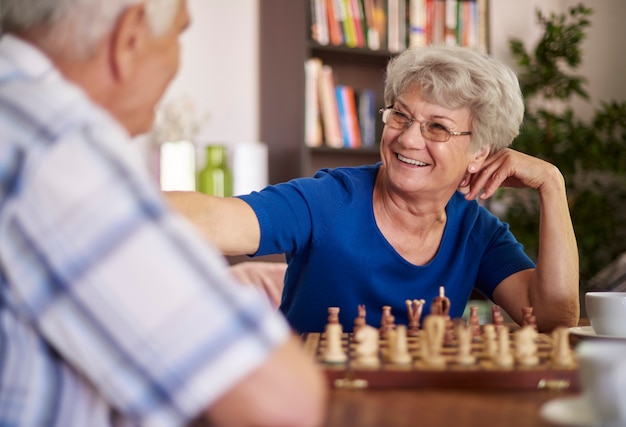 Abuela y abuelo jugando al ajedrez para relajarse