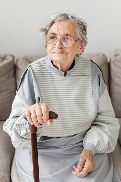 Abuela con anteojos en casa