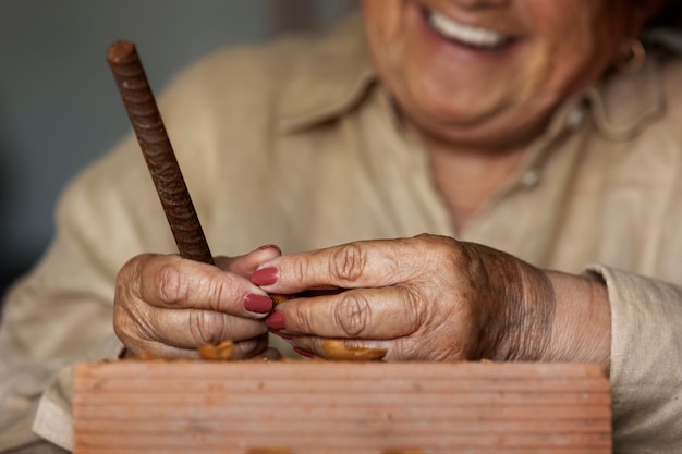 Foto gratuita abuela cascando nueces