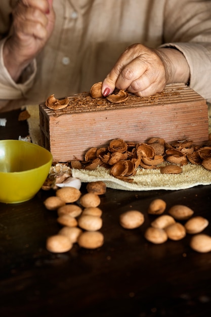 Foto gratuita abuela cascando nueces