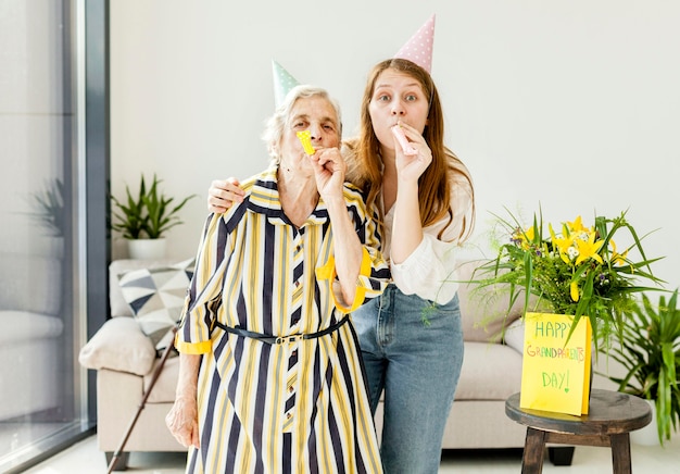 Abuela celebrando con nieta