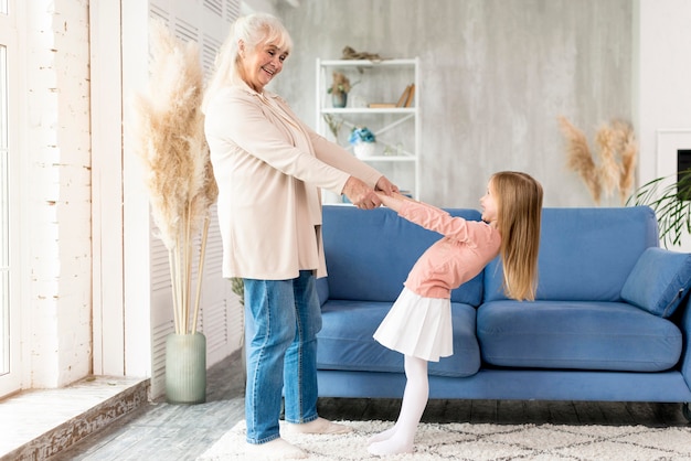 Abuela con chica en casa