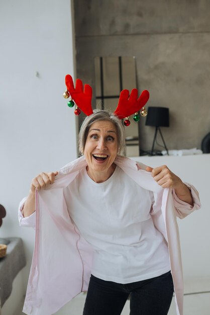 Abuela con ciervos sombrero de navidad feliz cara sonriente