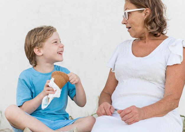 Abuela e hijo con helado