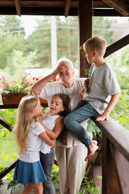 Abuela e hijos de tiro medio