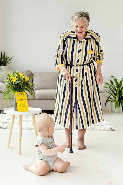 Foto gratuita abuela en elegante vestido cuidando nieto