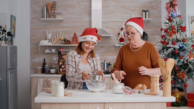 Abuela explicando a quién hacer masa de postre tradicional