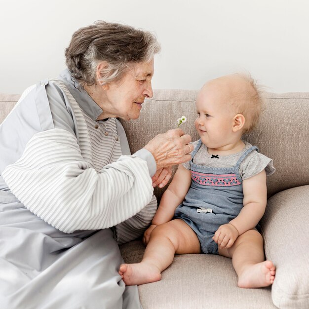 Abuela feliz de jugar con bebe