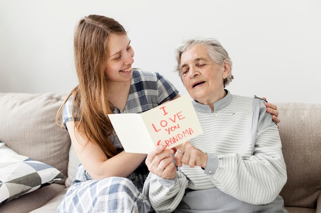 Foto gratuita abuela feliz junto con nieta