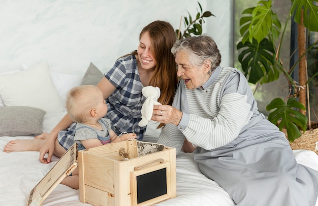 Abuela feliz de pasar tiempo con la familia.