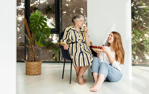 Abuela feliz de pasar tiempo con nieta