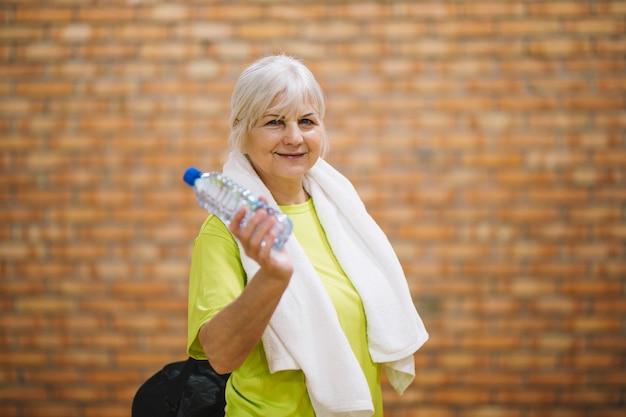 Foto gratuita abuela en gimnasio