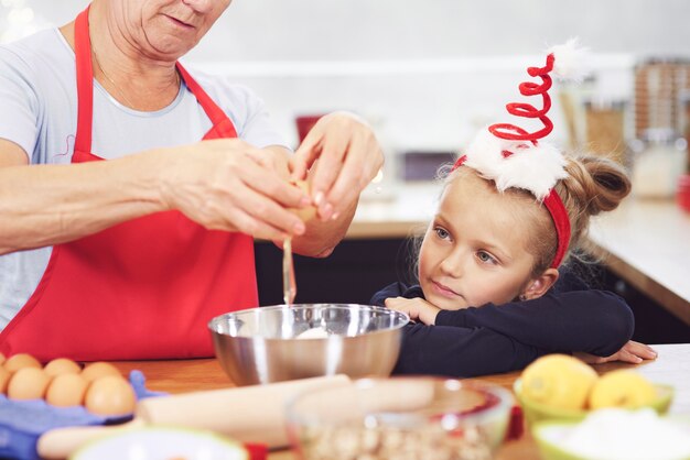 Abuela haciendo algo delicioso