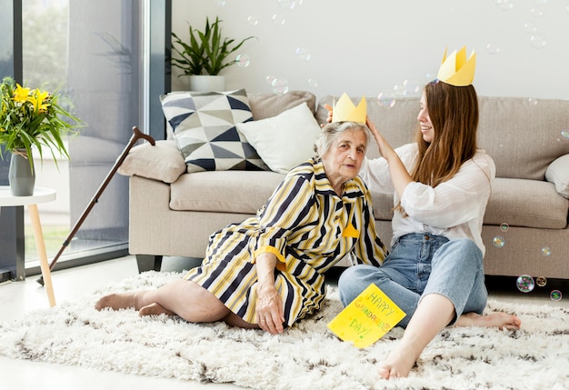 Foto gratuita abuela junto con nieta en casa