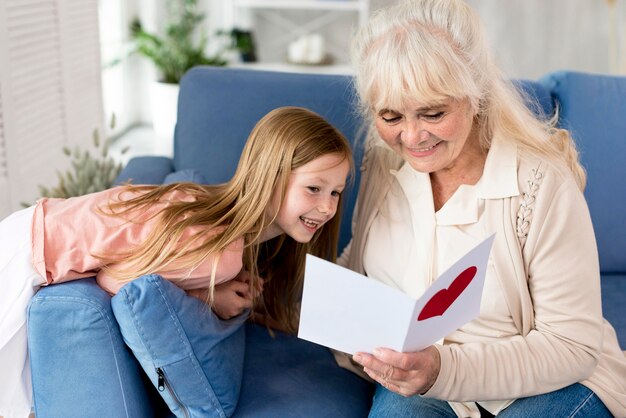 Abuela leyendo tarjeta de niña