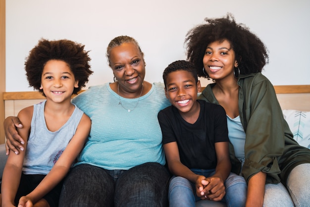 Foto gratuita abuela, madre e hijos juntos en casa.