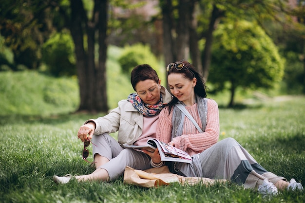 Abuela madre hija en parque picnic