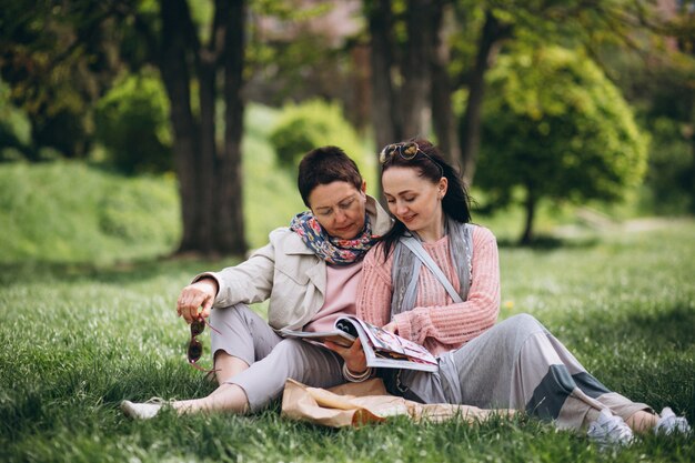 Abuela madre hija en parque picnic