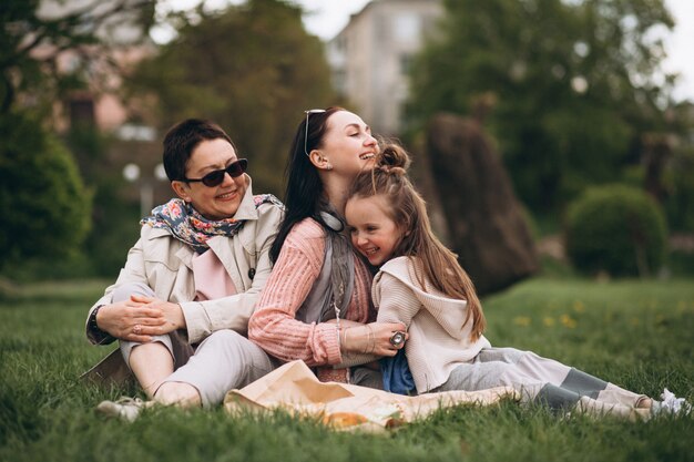 Abuela madre hija en parque picnic