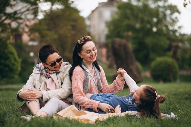 Abuela madre hija en parque picnic