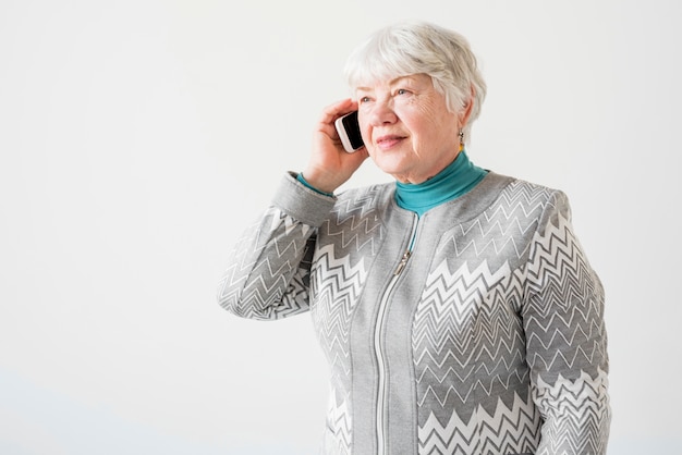 Foto gratuita abuela madura hablando por teléfono