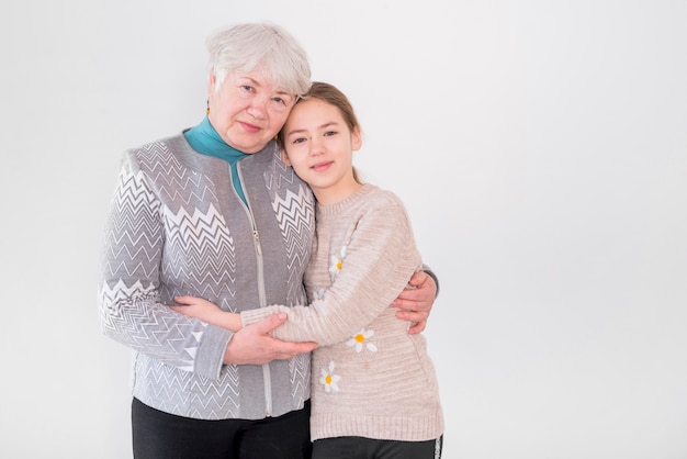 Foto gratuita abuela madura posando con su nieta