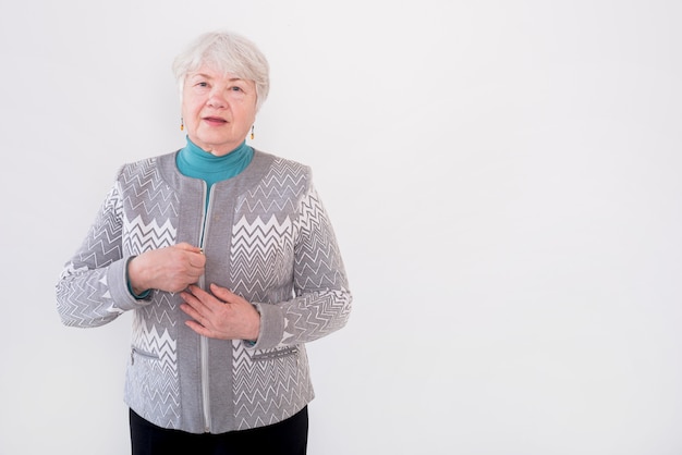 Foto gratuita abuela madura posando