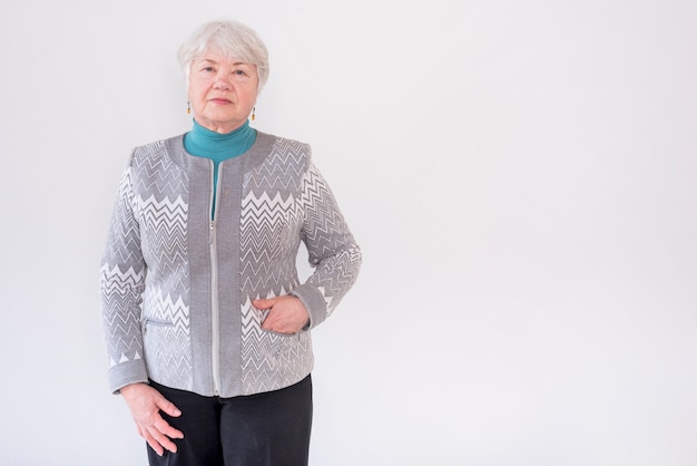 Foto gratuita abuela madura posando