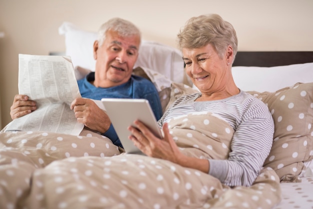 Abuela moderna y abuelo tradicional en la mañana