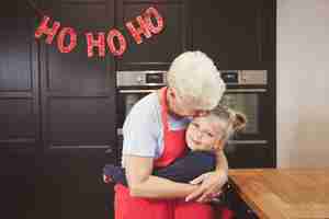 Foto gratuita abuela, con, nieta, se abrazar, en, cocina