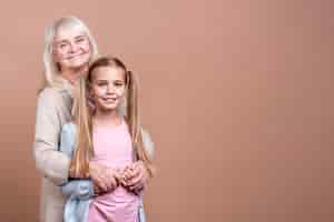 Foto gratuita abuela y nieta con copia espacio de fondo