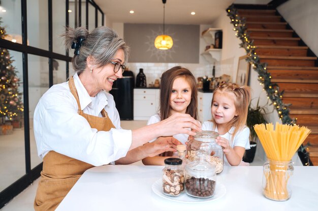 Abuela y nieta están cocinando en la cocina