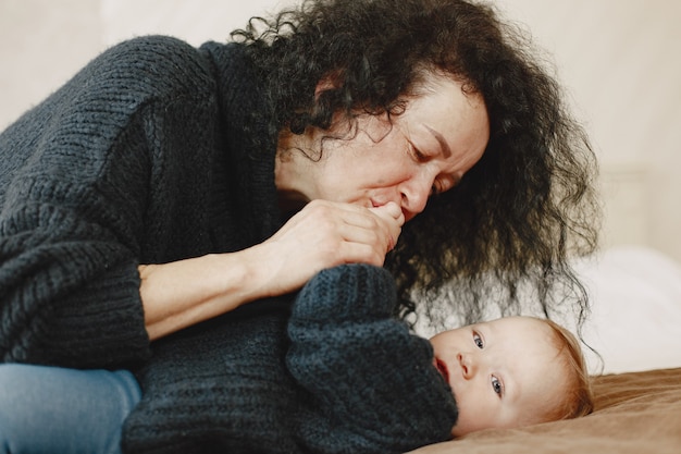 La abuela y la nieta están jugando. Los mismos taladros grises. Tiempo feliz con la familia.