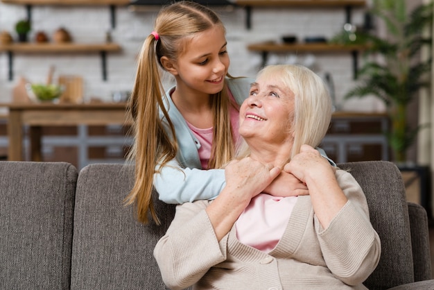 Foto gratuita abuela y nieta mirándose tiro medio